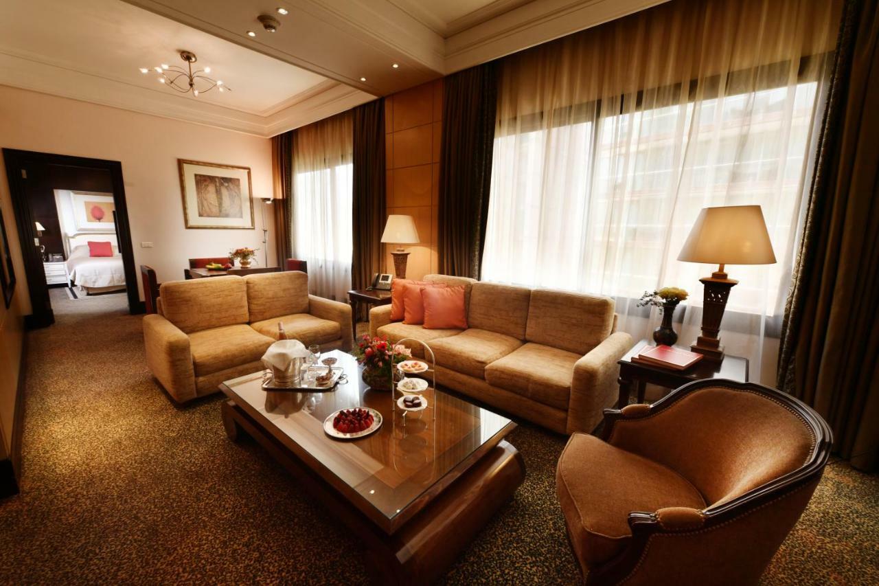 Le Bristol Hotel Beiroet Buitenkant foto